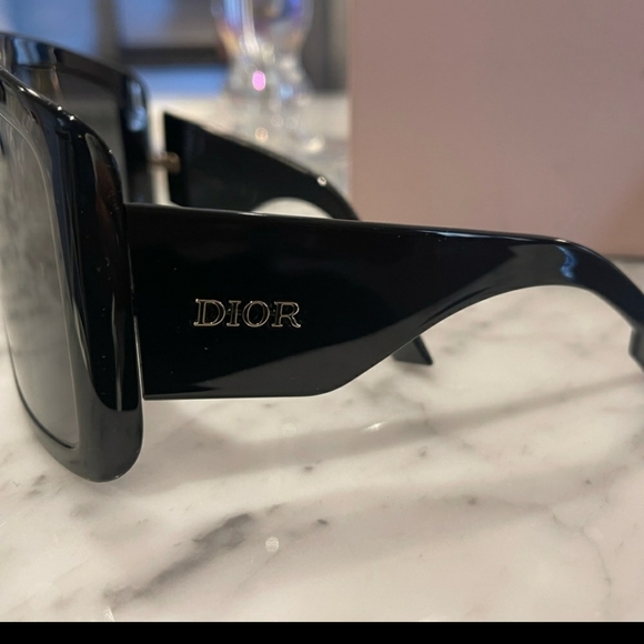 DIOR Sol Light 2 Oversized Celebrity Sunglasses - Picture 3 of 14